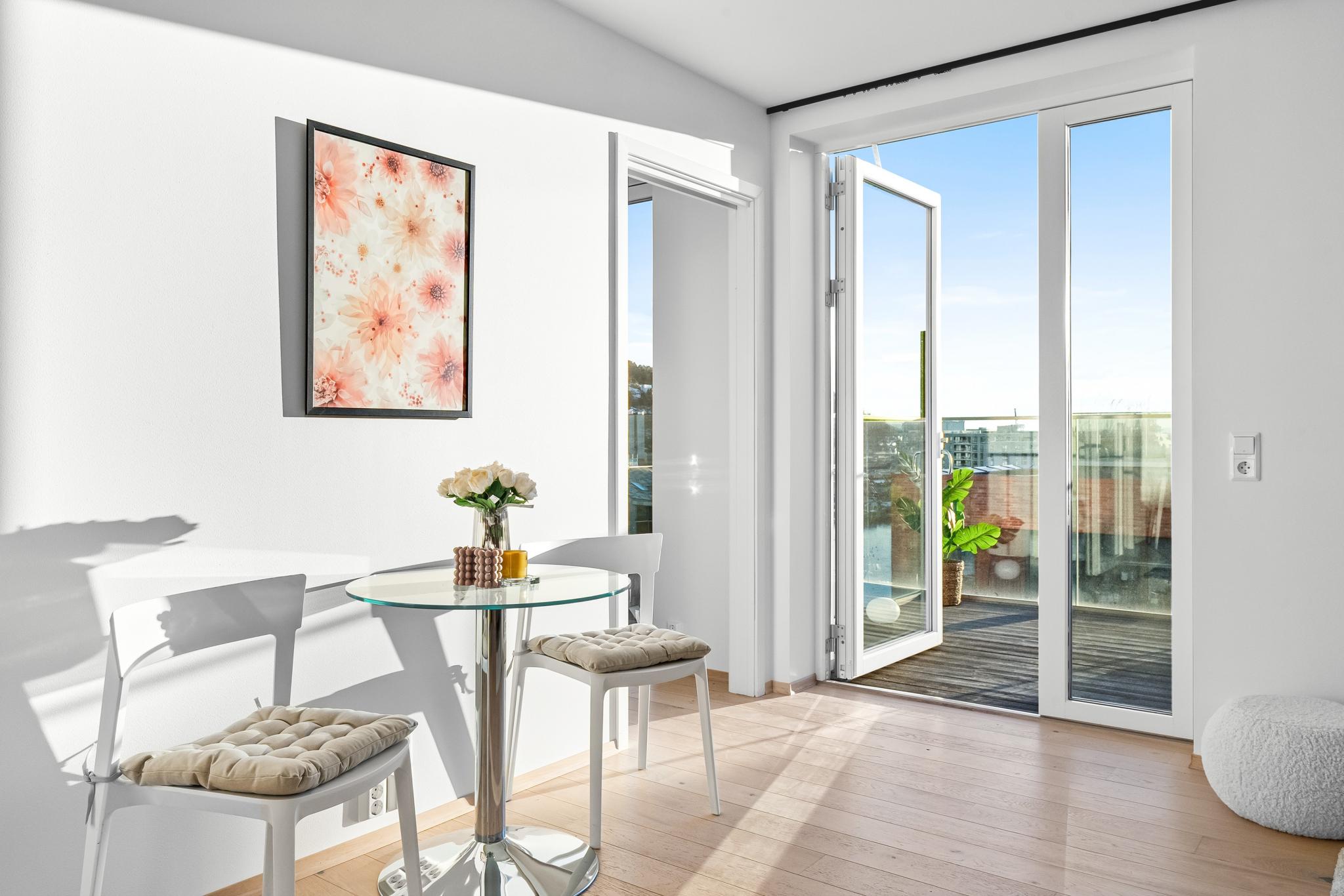 Rikelig med naturlig lys og vakker utsikt mot fjorden.